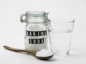 baking soda and a glass of water