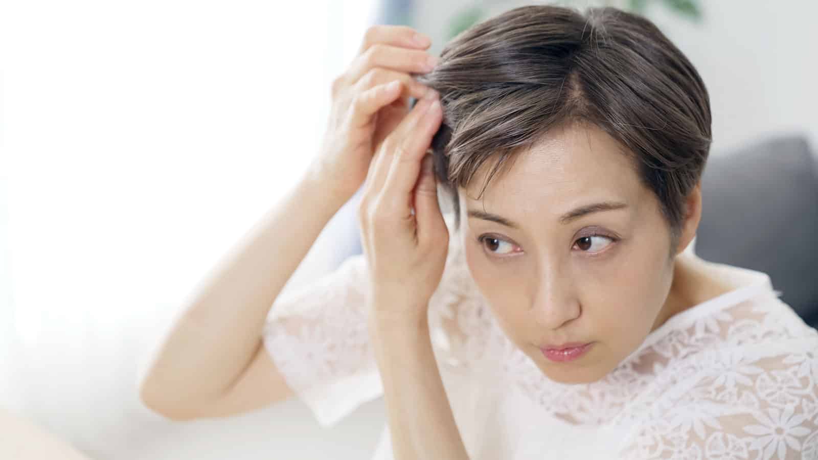woman hair check for hair loss