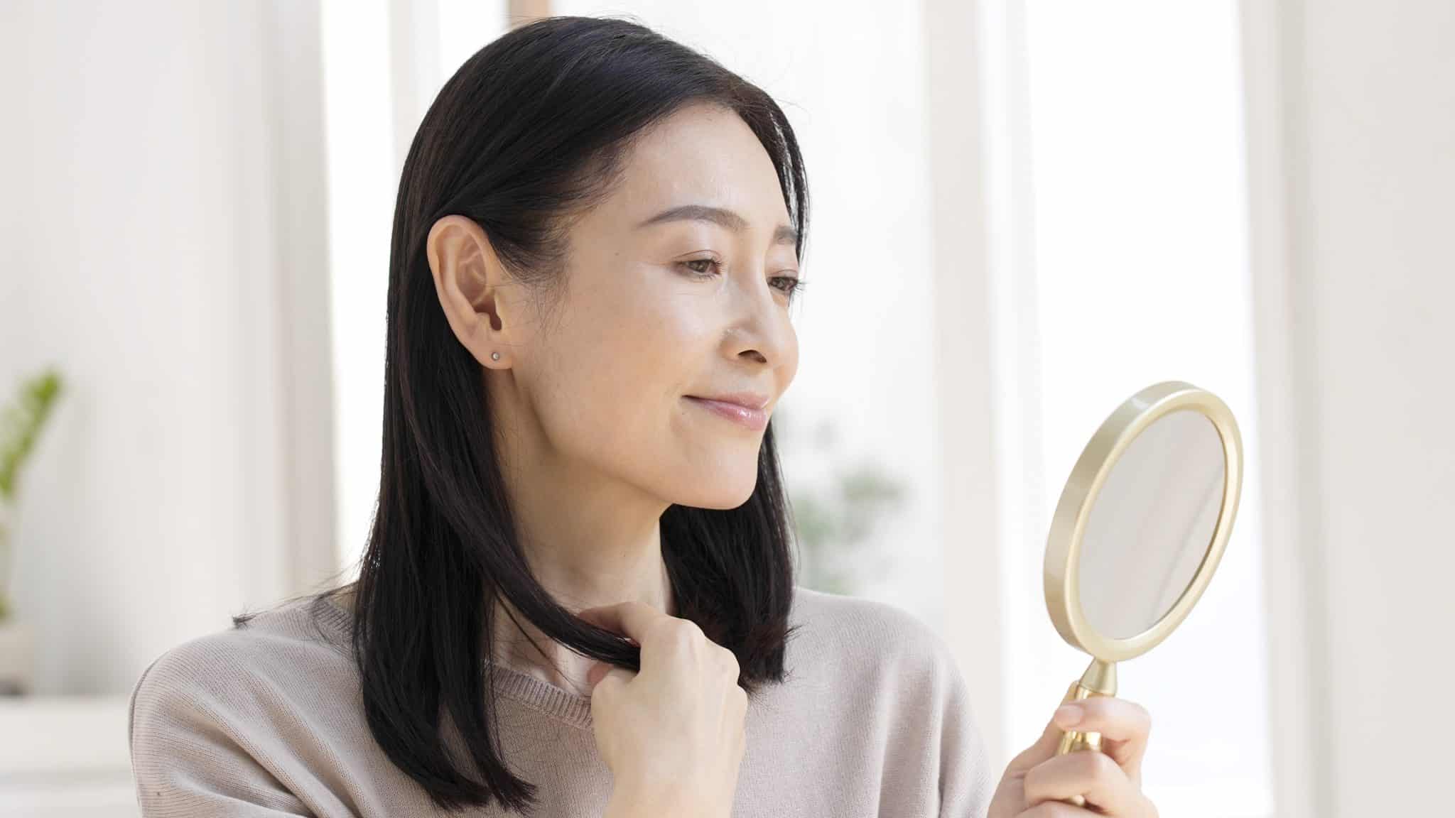 woman-in-40s-looking-at-mirror